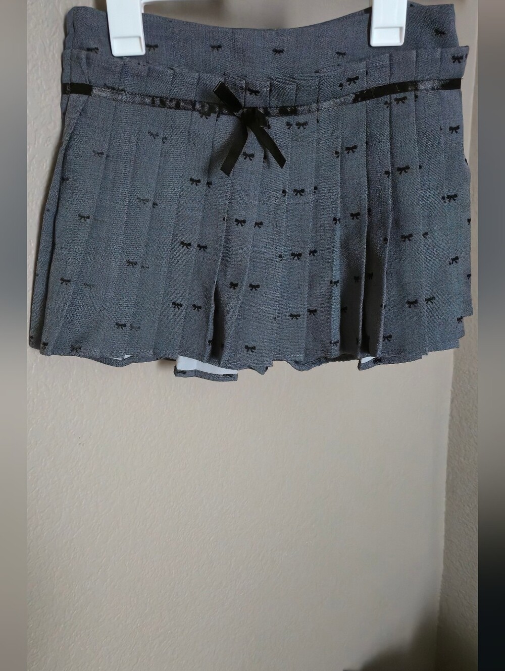 Girls' Gray Pleated Skirt with Black Bow Accent